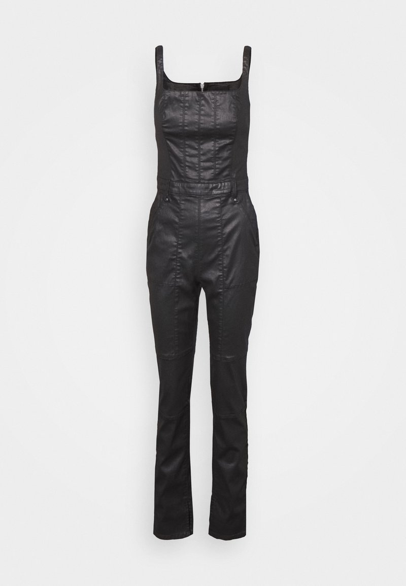 Combinaison noire sans manches en simili cuir avec encolure carrée, taille ajustée et pantalon droit sur fond uni.