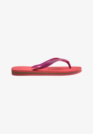 Lyserød flip-flop med struktureret sål og lilla Y-formet strop med Havaianas-logo, set fra siden.