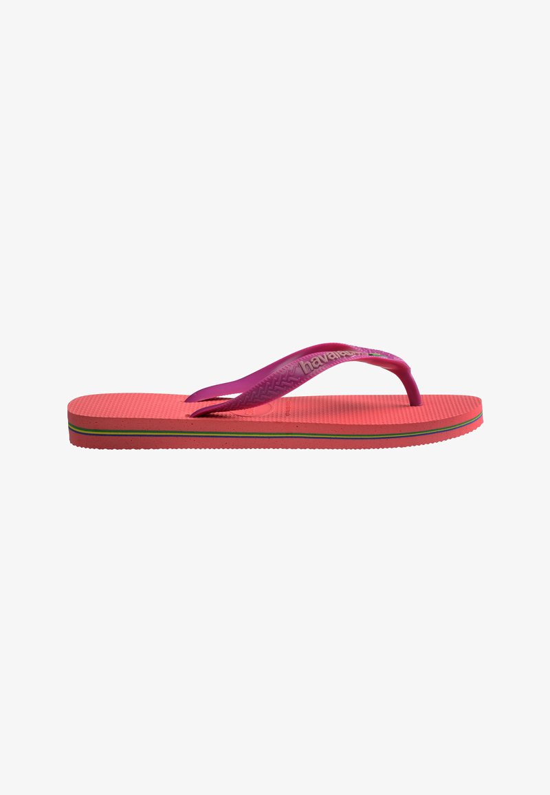 Tongs roses avec semelle texturée et bride violette en forme de Y avec le logo Havaianas, vue de côté.