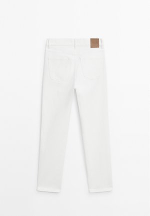 Witte denim jeans met een middelhoge taille, twee achterzakken en een bruine leren merkpatch op de tailleband. Soepele textuur en aansluitende pasvorm.