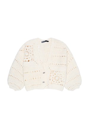 Cárdigan de crochet color crema con mangas abullonadas, escote en V, dos botones y patrones florales cuadrados en los paneles frontales.