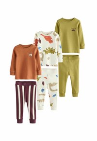 Set mit vier Kinderoutfits aus Baumwollstoff. Die Farben umfassen Orange, Creme mit bunten Mustern, olivgrün und bordeauxfarbene gestreifte Hosen.
