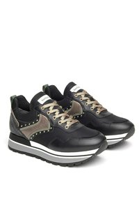 Chaussures de sport noires avec des accents métalliques olive, des panneaux texturés et des détails cloutés. Elles présentent une semelle épaisse blanche et grise.