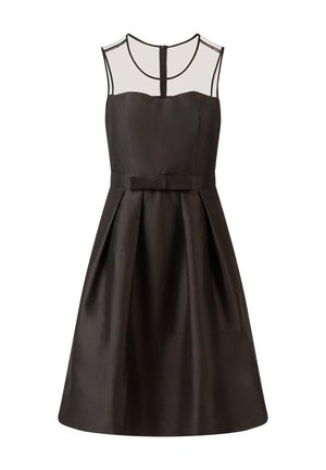 Sort ærmeløs kjole med tætsiddende korpus, mesh yoke, flagrende skørt og en sløjfeaccent ved taljen, udstyret med en skjult lynlås i ryggen.