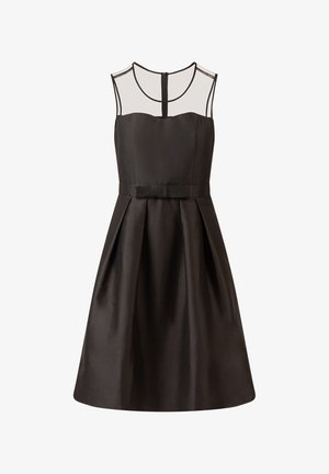 Sort ærmeløs kjole med tætsiddende korpus, mesh yoke, flagrende skørt og en sløjfeaccent ved taljen, udstyret med en skjult lynlås i ryggen.