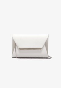 Bílá psaníčková kabelka z hladkého materiálu, zdobená kovovým proužkem a stříbrným řetízkovým popruhem. Obdélníkový tvar se složenými hranami.