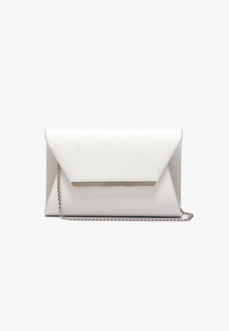 Bílá psaníčková kabelka z hladkého materiálu, zdobená kovovým proužkem a stříbrným řetízkovým popruhem. Obdélníkový tvar se složenými hranami.