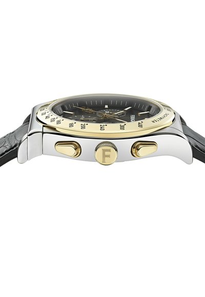 Bočný pohľad na hodinky s čiernym ciferníkom, zlatým rámčekom, zlatými tlačidlami, korunkou označenou písmenom "F" a čiernym koženým remienkom.