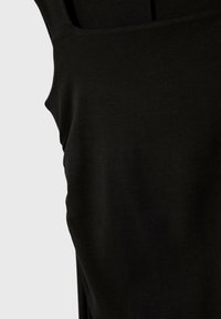 Haut sans manches noir en tissu doux, avec un décolleté arrondi et une coupe décontractée. Texture lisse sans motifs ni embellissements.