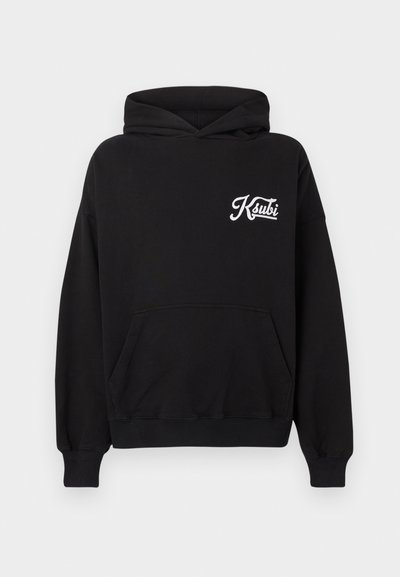 Μαύρο φούτερ με κουκούλα, κατασκευασμένο από ύφασμα, με τσέπη καγκουρό μπροστά. Διαθέτει λευκό λογότυπο "Ksubi" στο αριστερό μέρος του στήθους. Κανονική εφαρμογή.