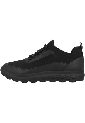 Zapatillas deportivas negras con parte superior de tejido texturizado y suela de goma. Presentan un diseño con cordones y un cuello acolchado para mayor comodidad.