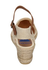 Sandalia de lona beige con una correa ajustable marrón, tacón de cuerda trenzada y plantilla acolchada con un logo azul.