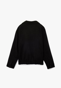 Sort jakke med krave, lange ærmer, elastisk talje og knaplukninger ved ærmerne. Stoffet ser blødt ud med en glat overflade.