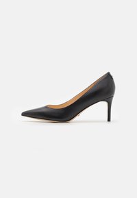 Zwarte leren pump met spitse neus, een slank ontwerp, een stilettohak en een gladde textuur. Het interieur heeft een beige voering en subtiele hardwareaccenten.