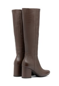 Brązowe skórzane kozaki do kolan z kwadratowym obcasem, o gładkiej teksturze i zamkiem z tyłu, co ułatwia zakładanie.