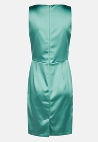 Satin tealfarbenes Kleid mit quadratischem Ausschnitt, ärmellosem Design, seitlichen Taschen und einem verdeckten Reißverschluss auf der Rückseite. Glatte Textur.