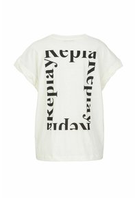 Witte t-shirt met korte mouwen, featuring grote zwarte tekst in een vierkante patroon op de achterkant. Zachte stof met een ontspannen pasvorm en opgerolde mouwen.