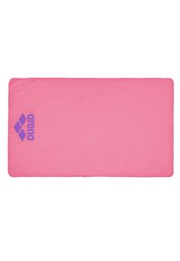 Toalla rectangular rosa con esquinas redondeadas, que presenta un logo púrpura de "arena" y tres formas de diamante en un lado.