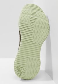 Suola di scarpa Adidas con un motivo a zigzag. Presenta un materiale in gomma verde chiaro con una superficie testurizzata per una maggiore aderenza.