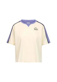 T-shirt a maniche corte color crema con colletto e spalle viola, caratterizzata da una striscia nera accentuata e dal logo Kappa sul petto.