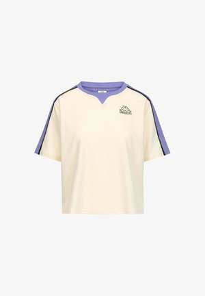 T-shirt a maniche corte color crema con colletto e spalle viola, caratterizzata da una striscia nera accentuata e dal logo Kappa sul petto.