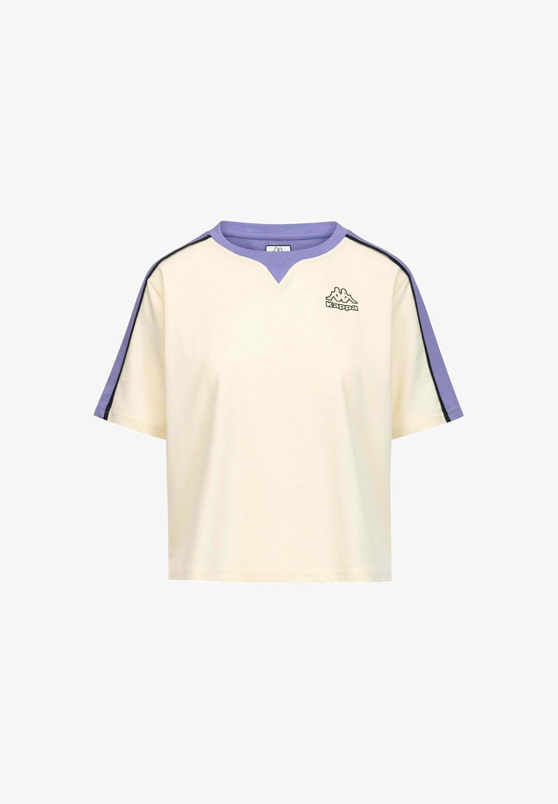 T-shirt a maniche corte color crema con colletto e spalle viola, caratterizzata da una striscia nera accentuata e dal logo Kappa sul petto.