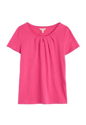 T-shirt rose à manches courtes en tissu doux avec un col rond et un détail plissé sous le col. Texture lisse, coupe décontractée.