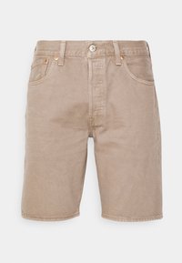Pantalones cortos de mezclilla beige con un diseño clásico de cinco bolsillos, herrajes de cobre y un corte recto. Textura suave con detalles de desvanecimiento sutil.