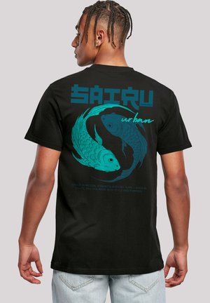 Black short-sleeve T-shirt featuring a teal koi fish graphic and the text "SAIRU urban" on the back, with a relaxed fit design.