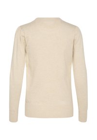 Bež pulover z dolgimi rokavi in okroglo ovratnikom, z ribastimi manšetami in robom, ki se ponaša z mehkobo in rahlo napihnjenimi rameni.