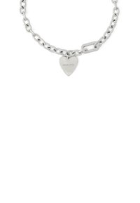Bracelet en chaîne argentée avec un pendentif en forme de cœur. Le pendentif comporte un texte gravé. Les maillons sont ronds et présentent un design texturé.