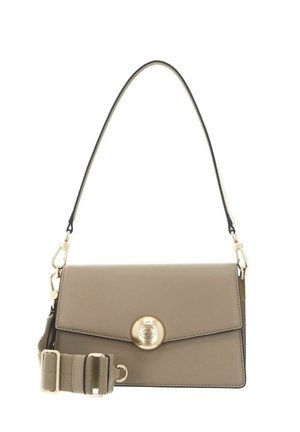 Sac à main en cuir beige avec fermoir circulaire doré et deux bandoulières amovibles : une fine bandoulière pour l'épaule et une large bandoulière en tissu ajustable.