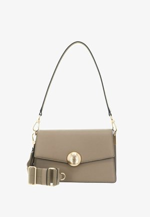 Beigefarbene Lederhandtasche mit goldfarbenem, rundem Verschluss und zwei abnehmbaren Riemen: einem dünnen Schulterriemen und einem breiten, verstellbaren Stoffriemen.