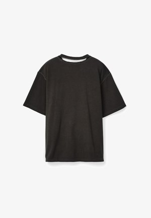 Ylimittaiset mustat lyhythihaiset t-paidat pyöreällä kaula-aukolla ja laskostetuilla olkasaumoilla, esitettynä tasaisena valkoista taustaa vasten.