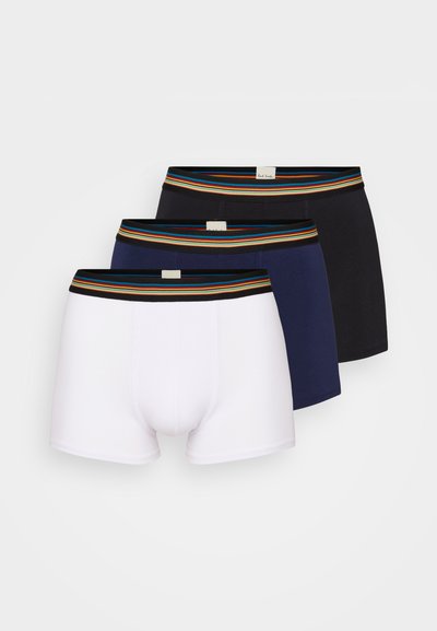Drei Paare Boxershorts: weiß, navy und schwarz. Jedes hat einen mehrfarbigen gestreiften Bund und besteht aus einem weichen, dehnbaren Stoff.