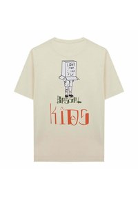 Camiseta de algodón color crema con un personaje de dibujos animados con una caja en la cabeza, el texto "Mira Mamá, ¡Puedo Volar!" y una impresión colorida de "Niños" abajo.