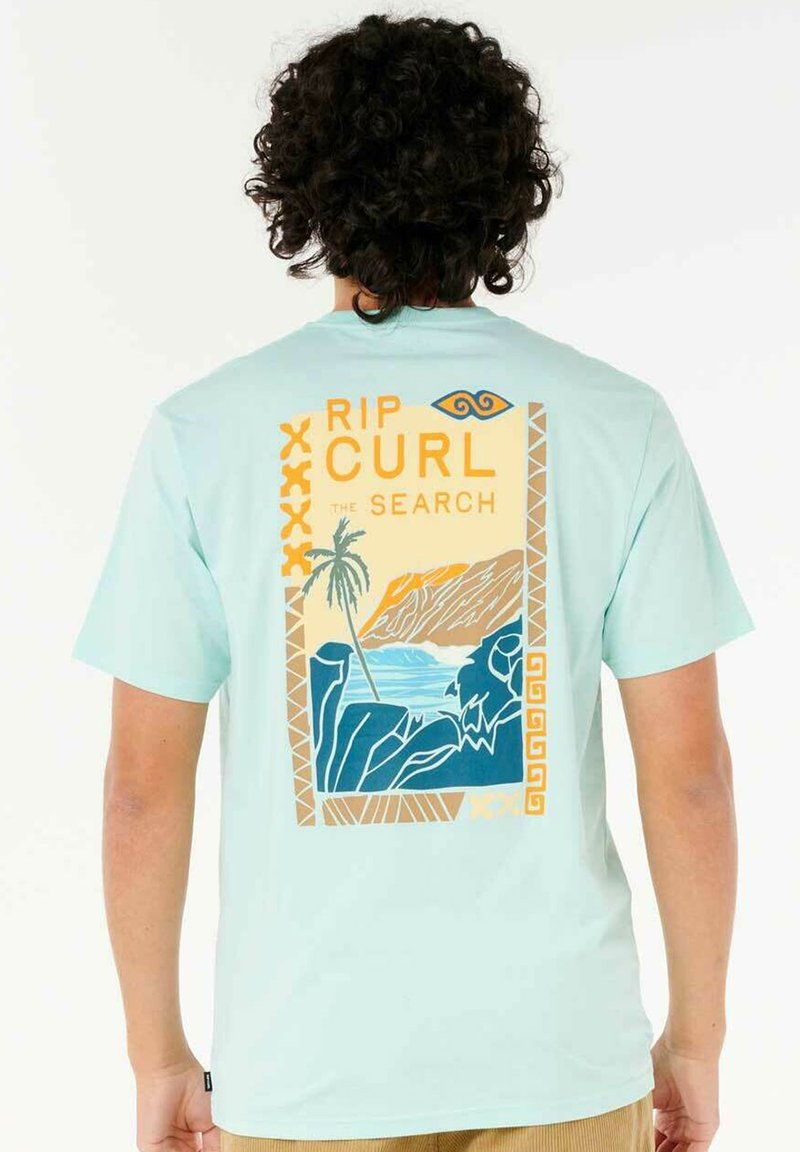 Türkises Baumwoll-T-Shirt mit einem Grafikdruck, der einen Palmenbaum, den Ozean und Berge zeigt, umrandet von Orange und Beige. Der Text "RIP CURL THE SEARCH" ist enthalten.