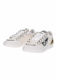 Sneakers bianchi con una combinazione di pelle e suede, dotati di dettagli argentati, grandi borchie decorative e un logo a contrasto sul lato.
