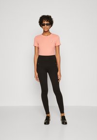 Guess MINI TRIANGLE TEE - Paprasti marškinėliai - peach coral