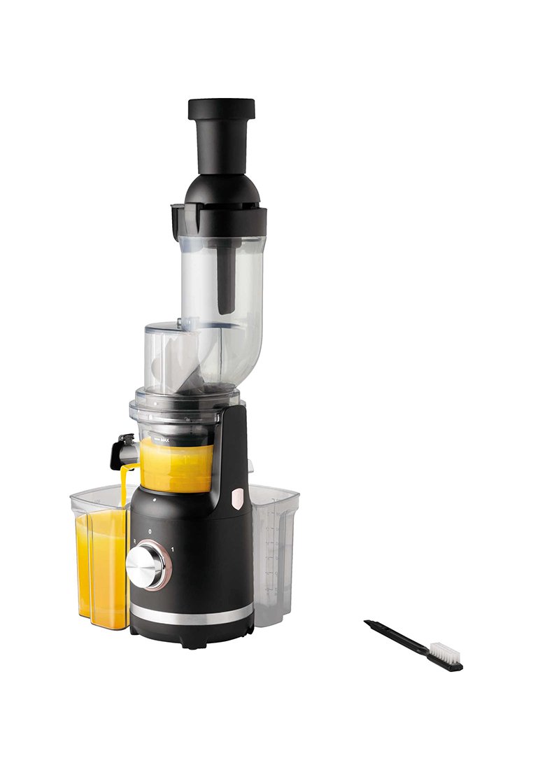 Černý a stříbrný elektrický odšťavňovač s průhlednými nádobami, nalévající pomerančovou šťávu do nádoby a malým čisticím kartáčem vedle něj.