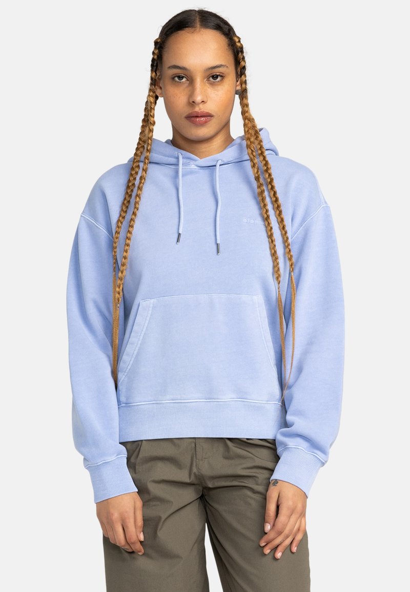 Felpa con cappuccio di colore azzurro chiaro, dotata di tasca frontale, polsini e orlo a costine. Presenta dei lacci e un logo minimalista sul petto.