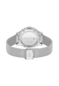 Sølv rustfritt stål klokke med en mesh-strikk, med en rund kasse, en glatt bezel, og en lås med en gravert logo på siden.