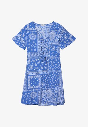 Blå kjole med korte ærmer, prydet med hvide paisley- og blomster mønstre. Den har en V-halsudskæring og en bånddetalje i taljen.
