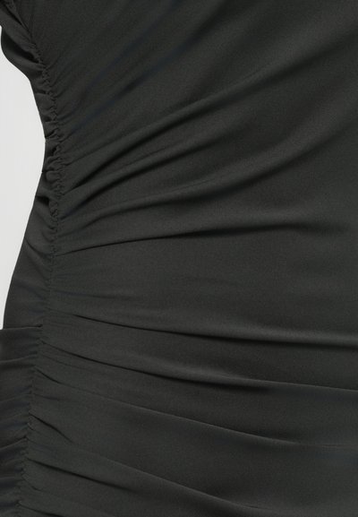 Melnā ruched auduma ar mīkstu tekstūru; iekļauj savilktas detaļas un gludu virsmu. Forma konturē smalki, radot dziļumu dizainā.