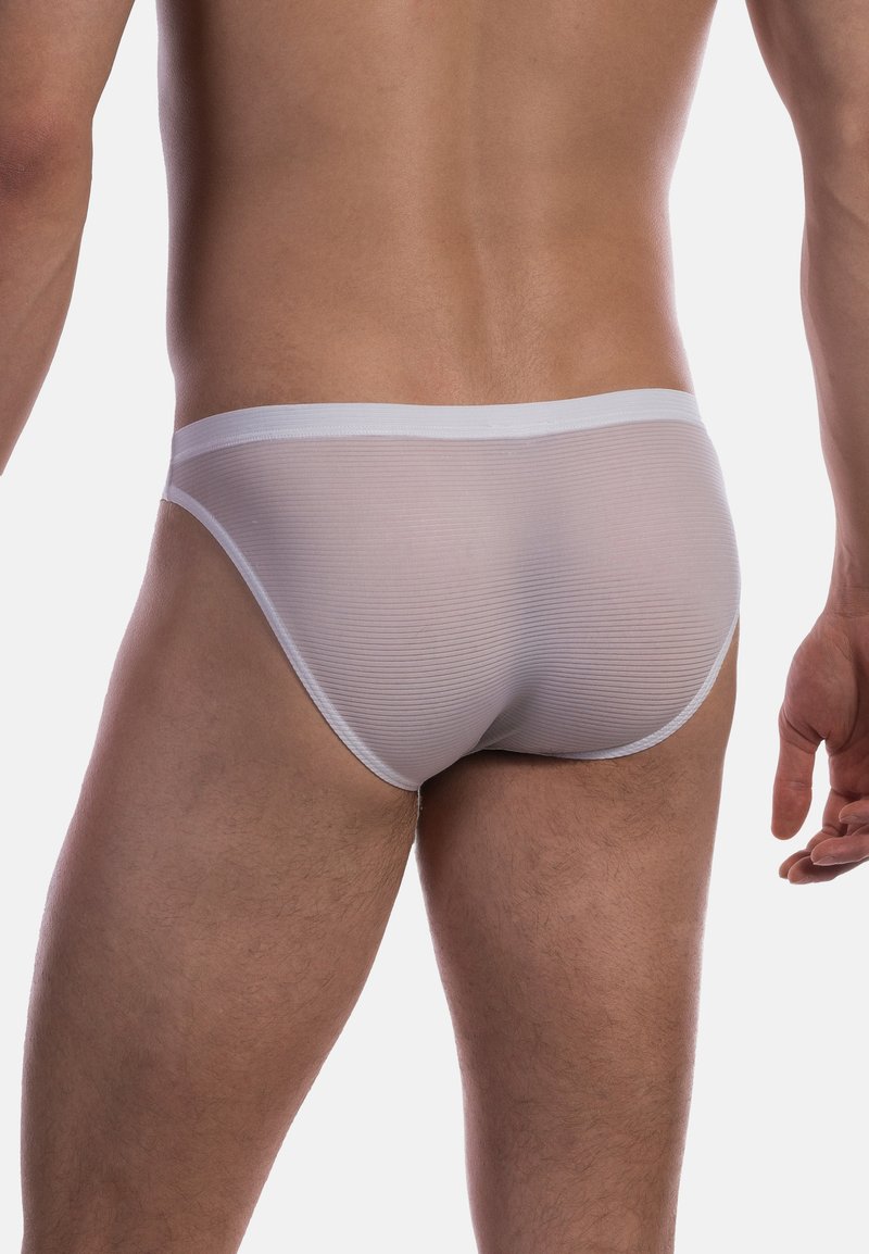 Weiße gerippte Herrenunterhosen mit einem weichen Bund, figurbetontem Design und glatter Textur, die von der Rückansicht aus nur minimale Bedeckung zeigen.