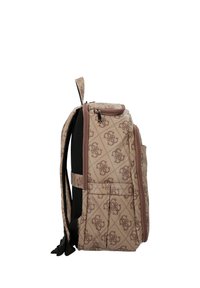 Rucsac bej imprimat cu model de logo, cu închidere dublă cu fermoar, bretele căptușite și un buzunar lateral. Material texturat cu accente negre contrastante.