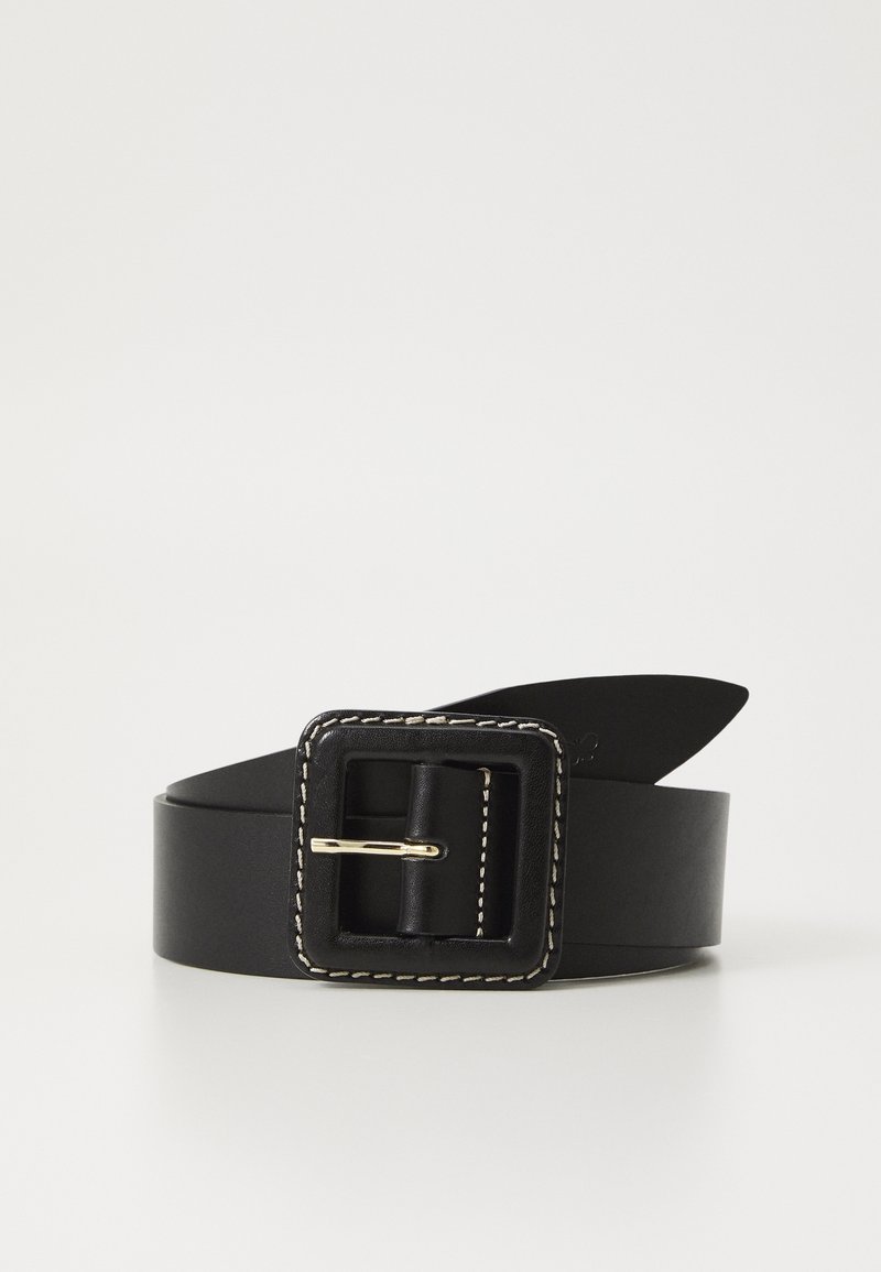 Ceinture en cuir noir avec grande boucle carrée comportant des coutures blanches et une épingle dorée, roulée et posée sur une surface blanche.
