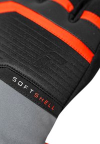 Zwarte softshellhandschoen met oranje accenten, gestructureerde palm en gladde grijze stof. Voorzien van een geborduurd logo "SOFTSHELL" op de pols.