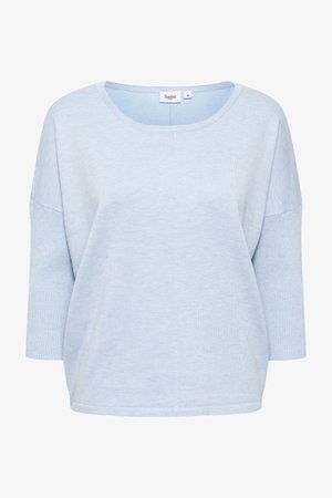 Pull oversize bleu clair avec col rond, manches trois-quarts, texture côtelée aux manches et tissu doux. Étiquette de la marque visible.