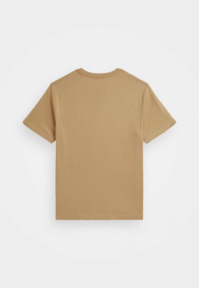 Camiseta de manga corta en tono marrón claro, hecha de algodón, con un cuello redondo y textura suave, con un diseño sencillo y de color sólido.